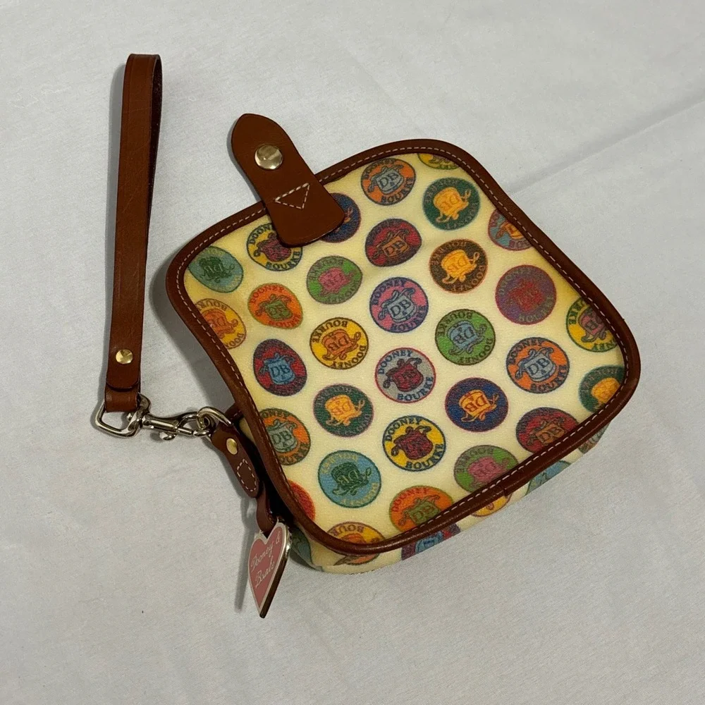 DOONEY & BOURKE adorable wristlet with logo design and brown leather detailing - Picture 5 of 13